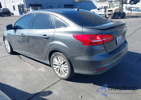 2018 Ford Focus Titanium z USA, uszkodzony, nr VIN 1FADP3J25JL332052